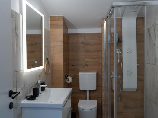 Photo of Bathroom in Cove Parja