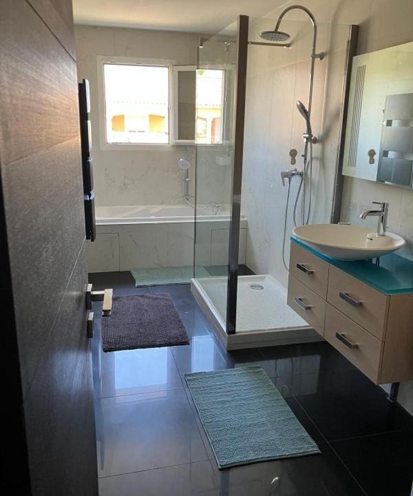 Photo of Bathroom in Vic-la-Gardiole