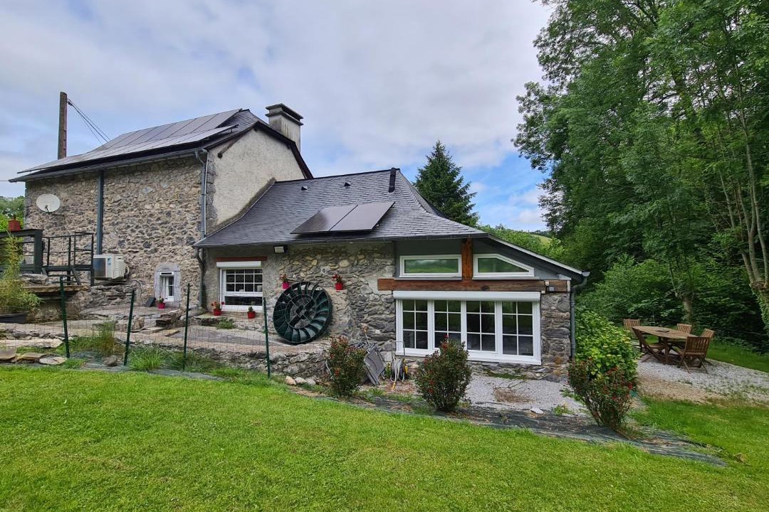 Photo of Others in Louvie Juzon