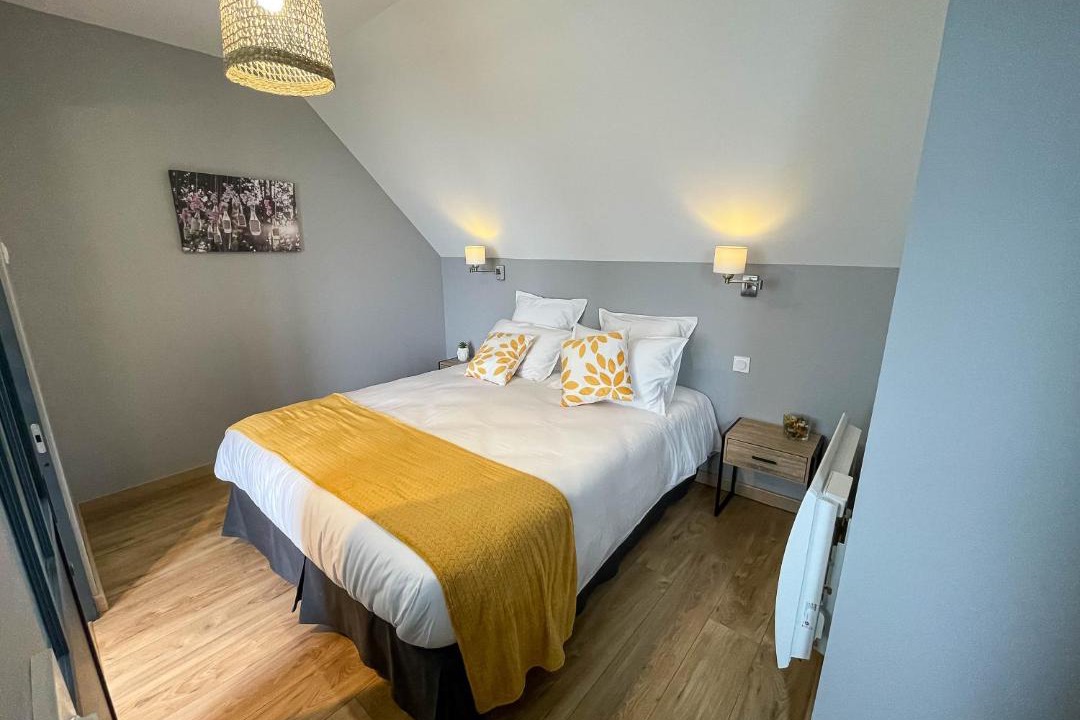 Photo of Bedroom in Flogny-la-Chapelle