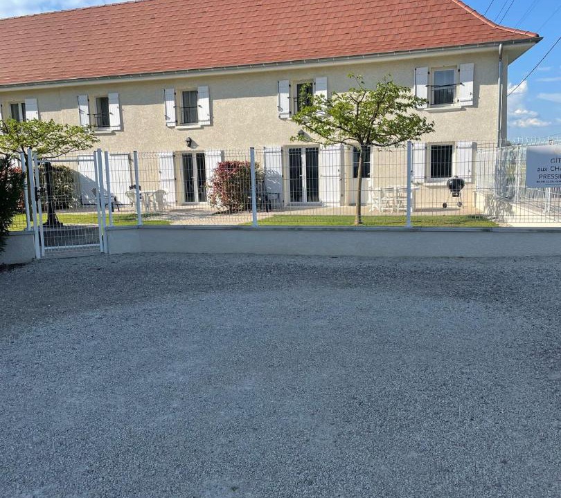 Photo of Others in Pressins