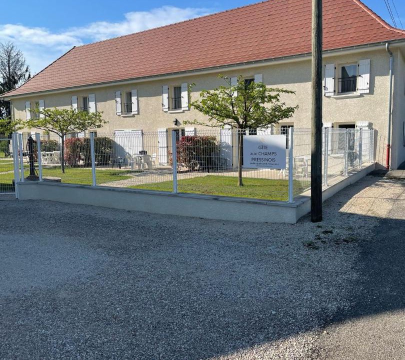 Photo of Others in Pressins