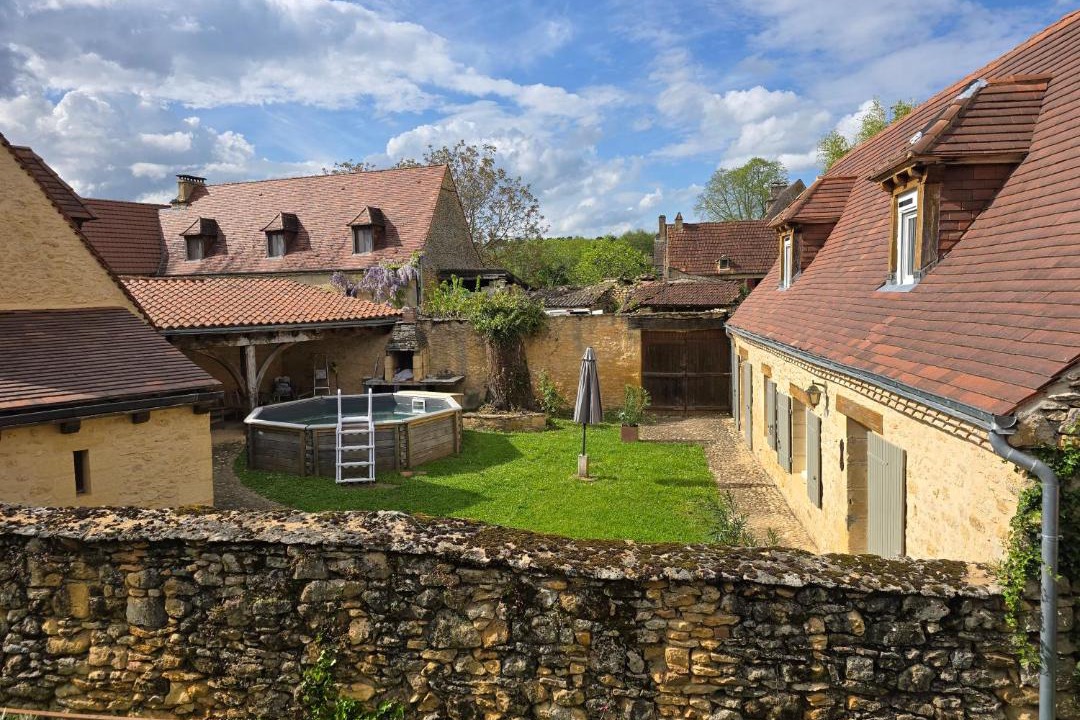 Photo of Buildings in Meyrals