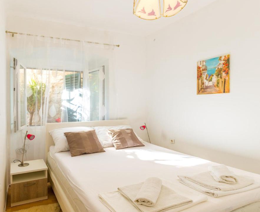 Photo of Bedroom in Pile