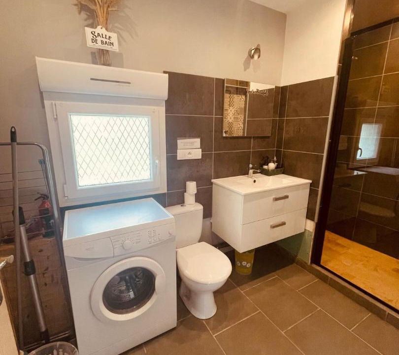 Photo of Bathroom in Saint-Lambert-des-Levees