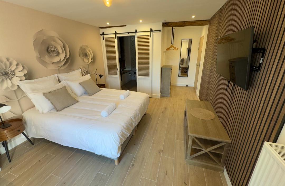 Photo of Others in Lachy