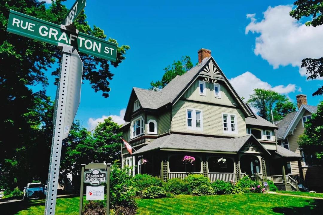 Photo of Others in Queens Square