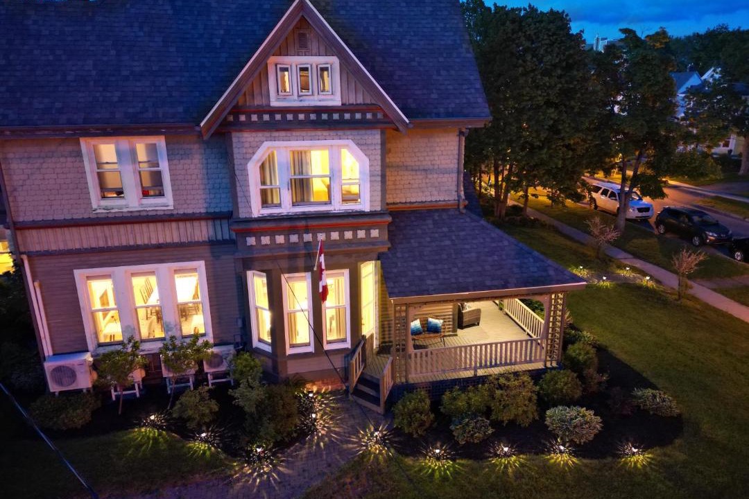 Photo of Others in Queens Square