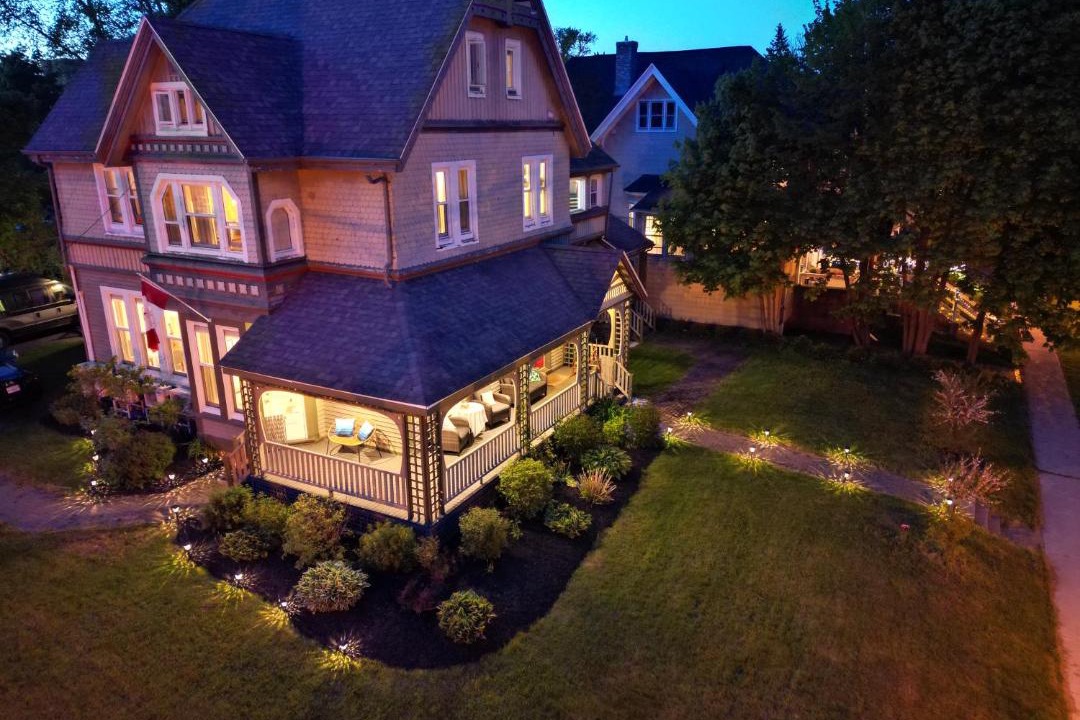 Photo of Others in Queens Square