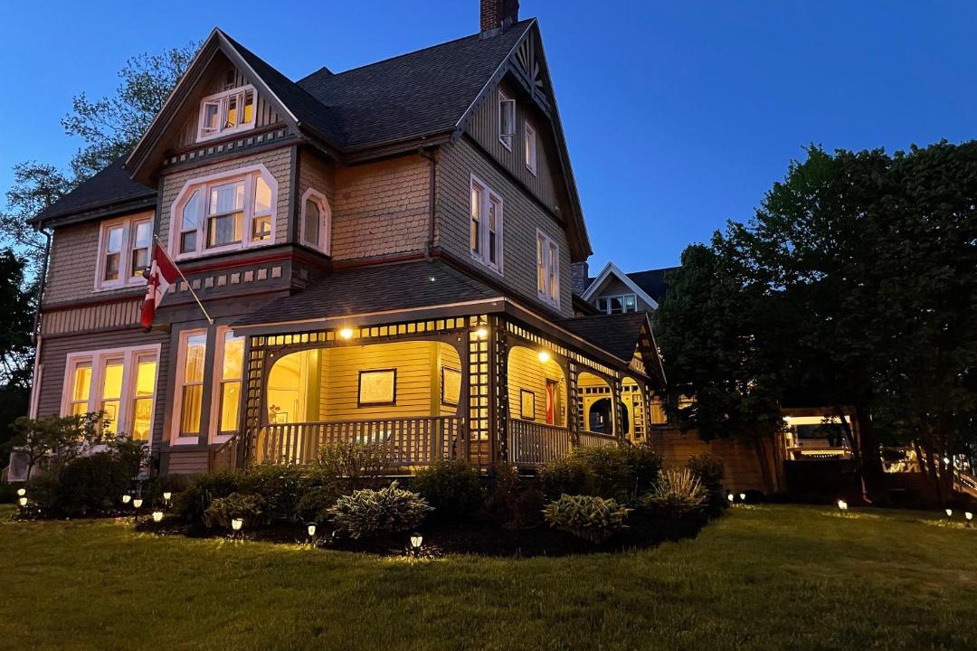 Photo of Others in Queens Square