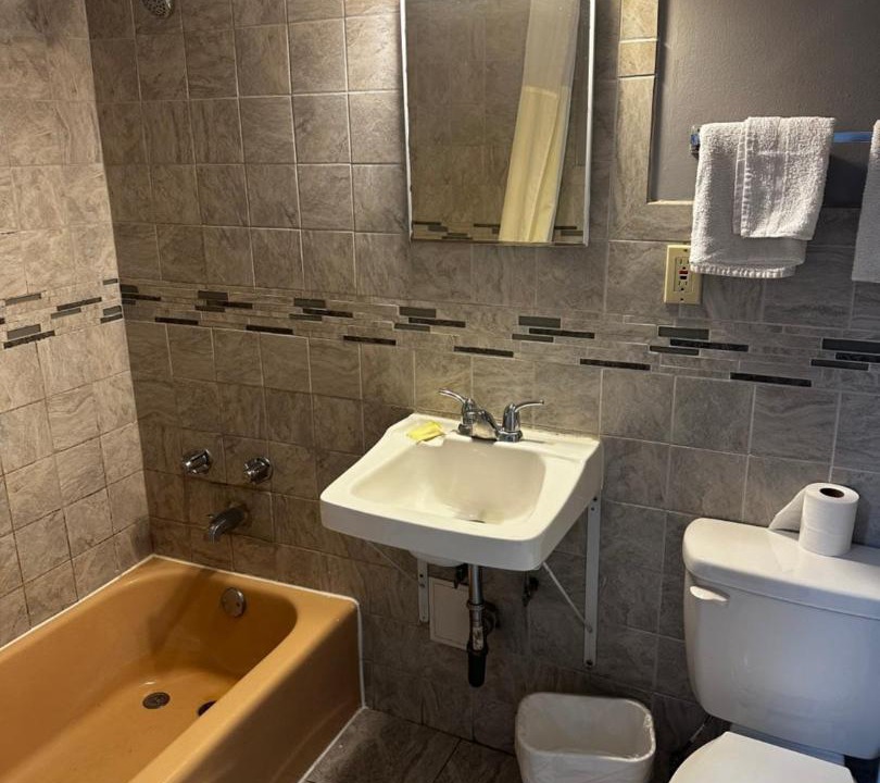 Photo of Bathroom in Budlong Woods