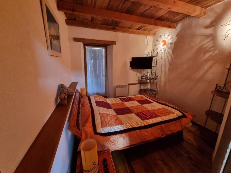 Photo of Bedroom in Evisa