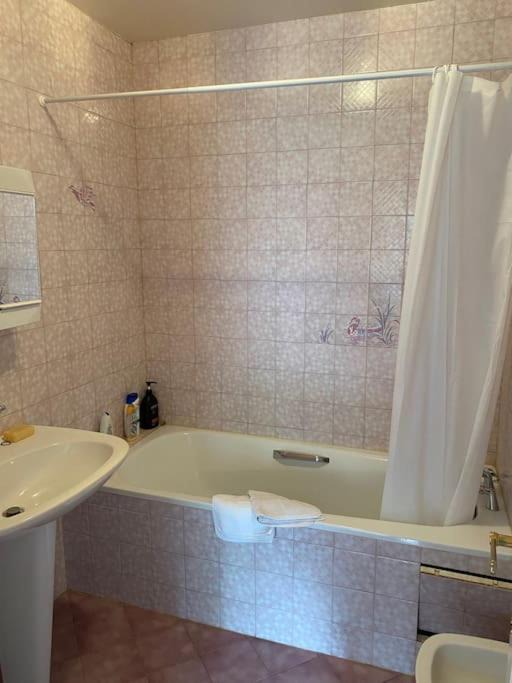 Photo of Bathroom in La Fontaine-Saint-Martin