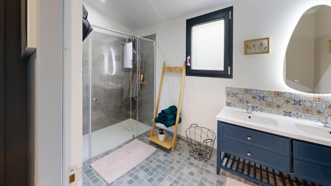 Photo of Bathroom in Joue En Charnie