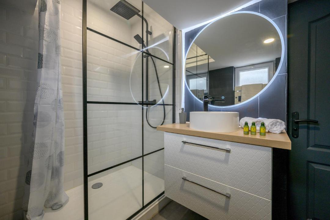 Photo of Bathroom in Lens