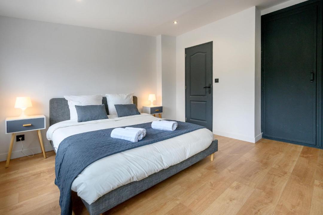 Photo of Bedroom in Lens