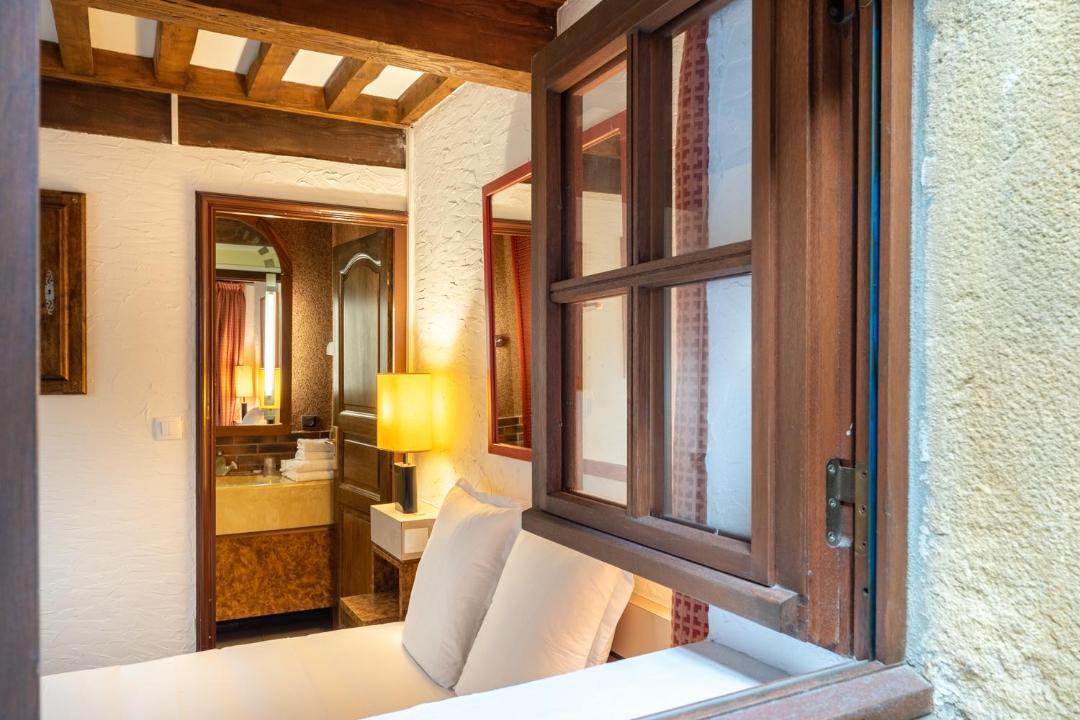 Photo of Others in Sourzy