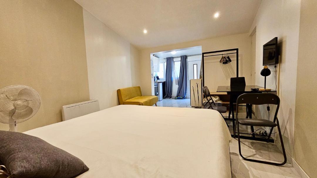 Photo of Bedroom in Stains