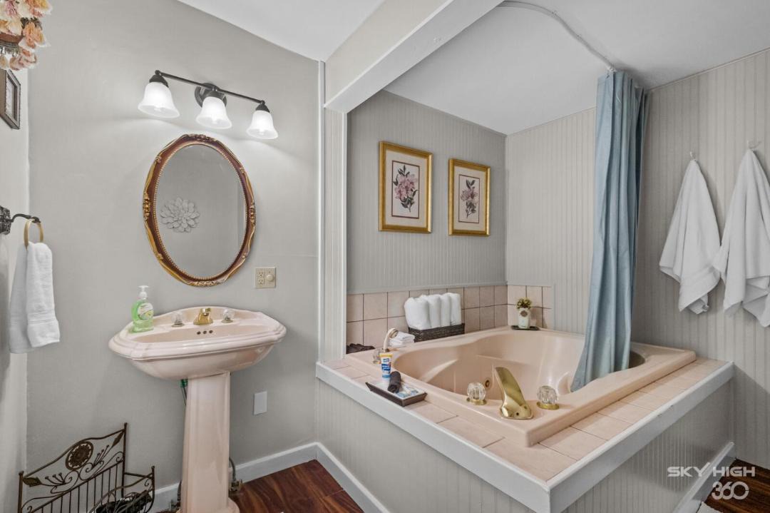 Photo of Bathroom in Eureka Springs Historic District
