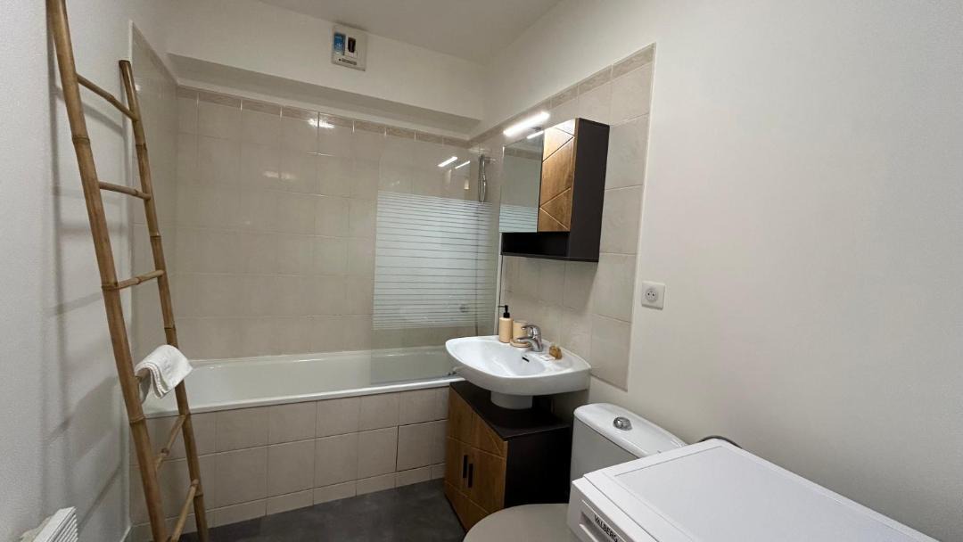 Photo of Bathroom in Guyancourt