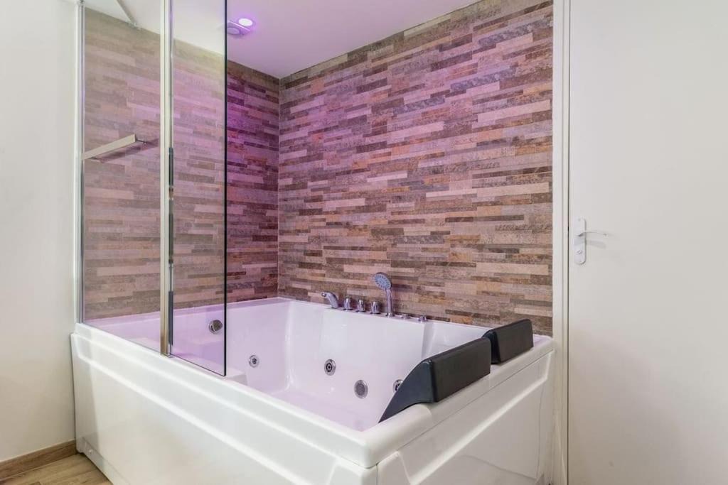 Photo of Bathroom in Villeneuve-le-Roi