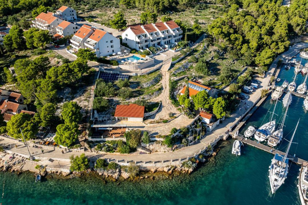 Photo of Others in Cove Makarac (Milna)