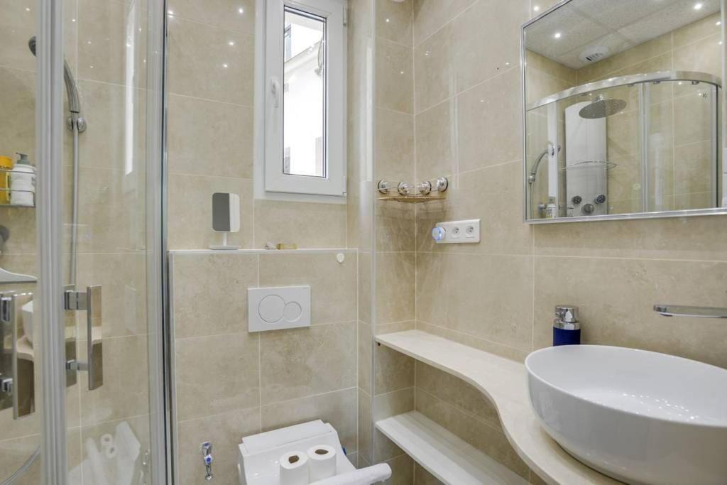 Photo of Bathroom in Quartier de la Salpetriere