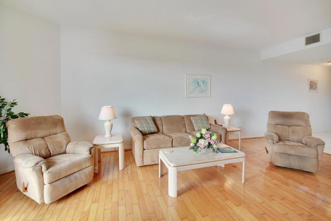 Photo of Livingroom in Treasure Island