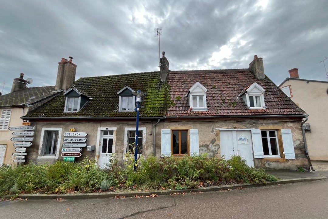 Photo of Buildings in Issy-l'Eveque