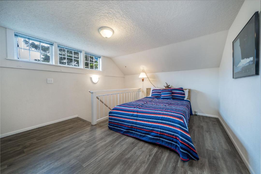 Photo of Bedroom in Gleneden Beach