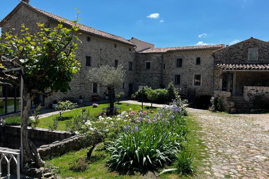 Photo of Others in Les Mages