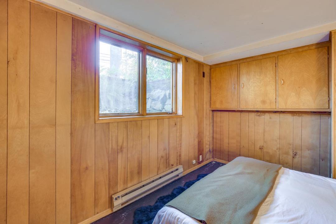 Photo of Bedroom in Amazon