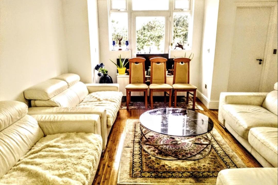 Photo of Livingroom in Canons