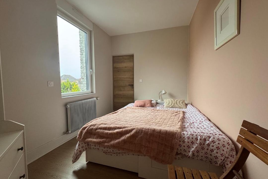 Photo of Bedroom in Lens
