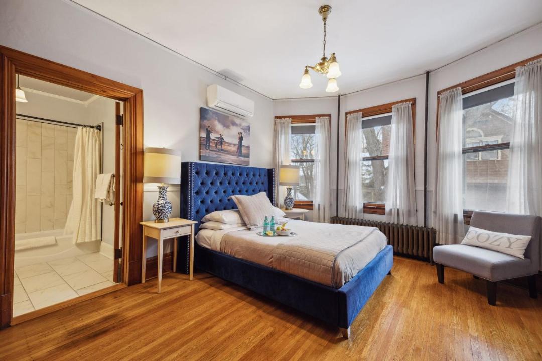 Photo of Bedroom in Summit - University