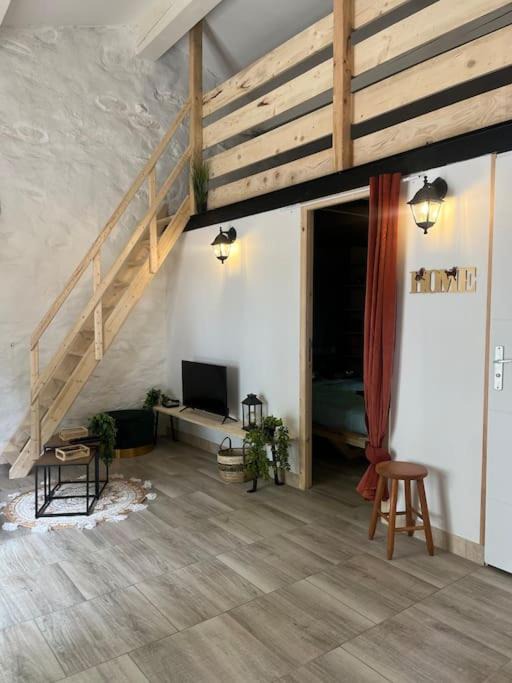 Photo of Others in Issel