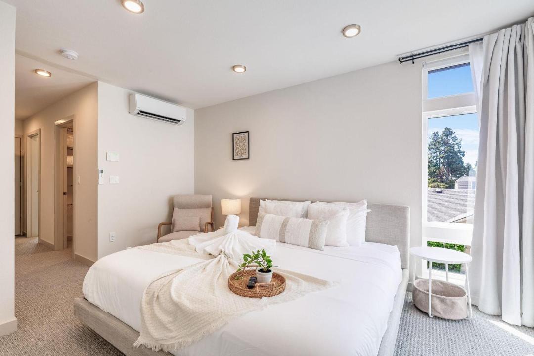 Photo of Others in East Queen Anne