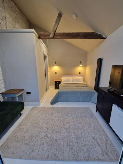 Photo of Others in Heath and Reach