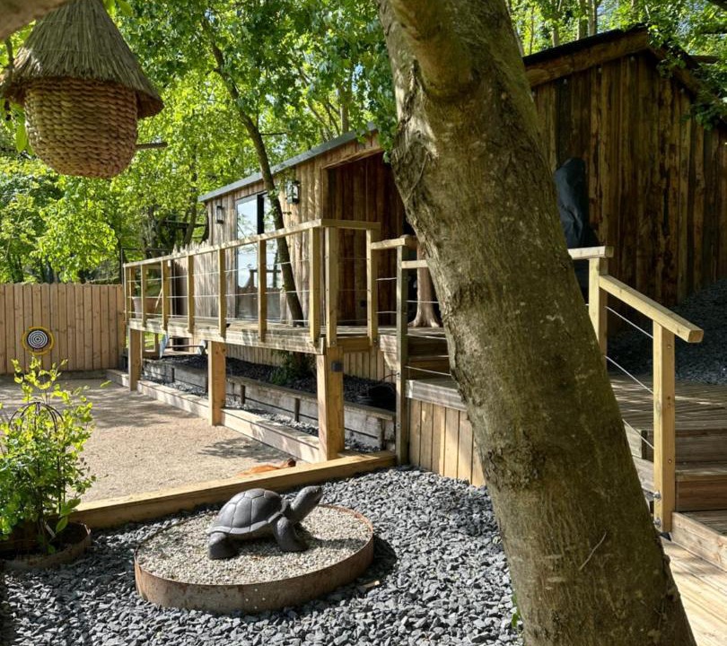 Photo of Others in Cramoisy