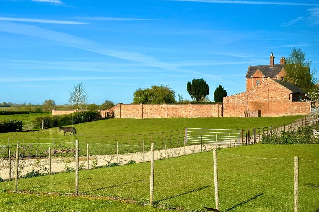 Photo of Others in Weedon Lois