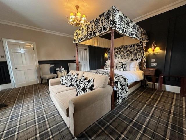 Photo of Others in Roslin