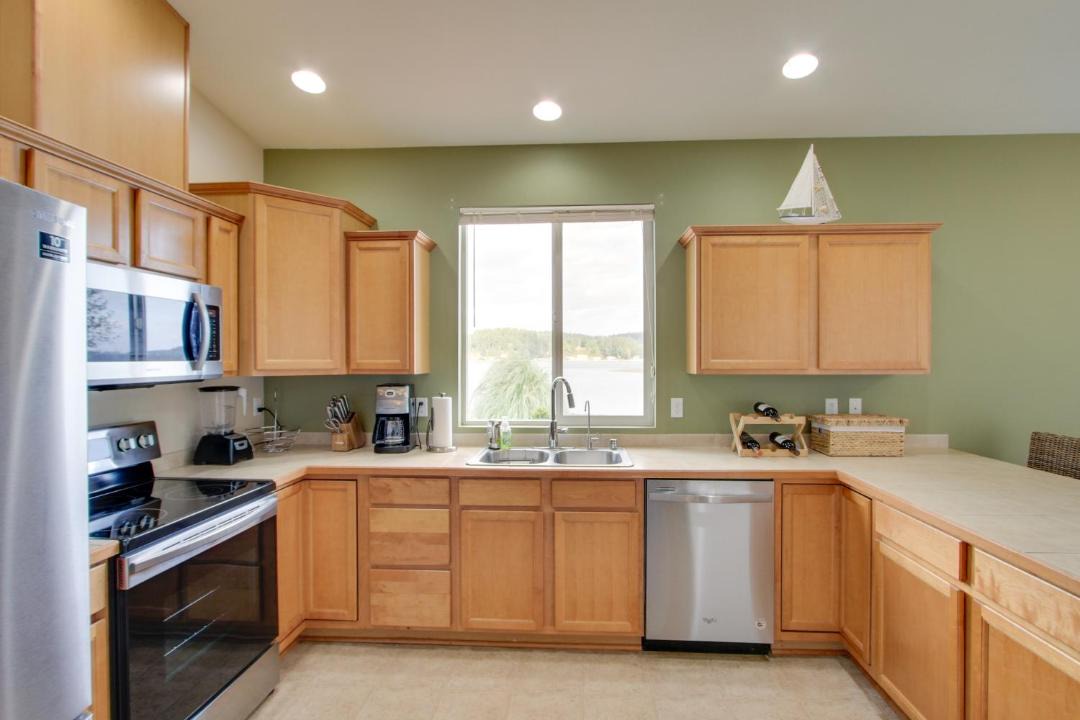 Photo of Others in Victor