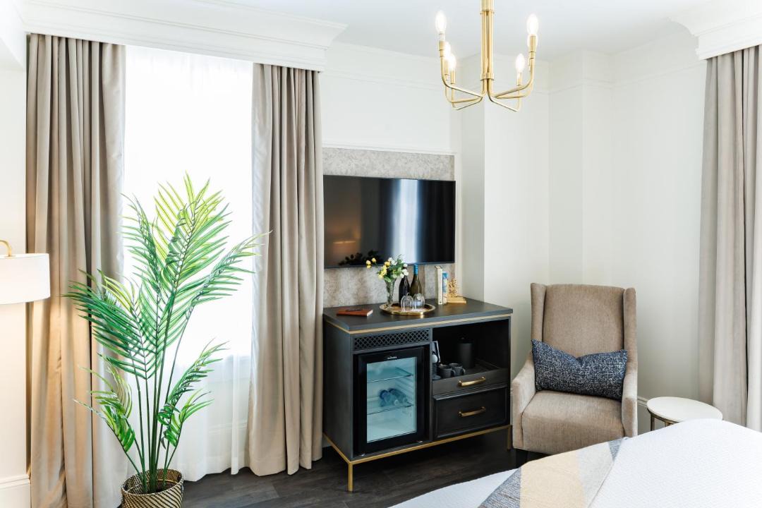 Photo of Others in Queens Square