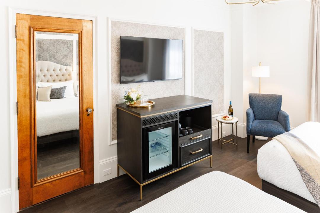 Photo of Others in Queens Square