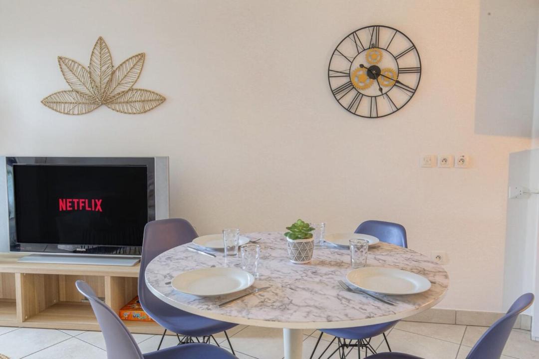 Photo of Others in Zola - Pressense