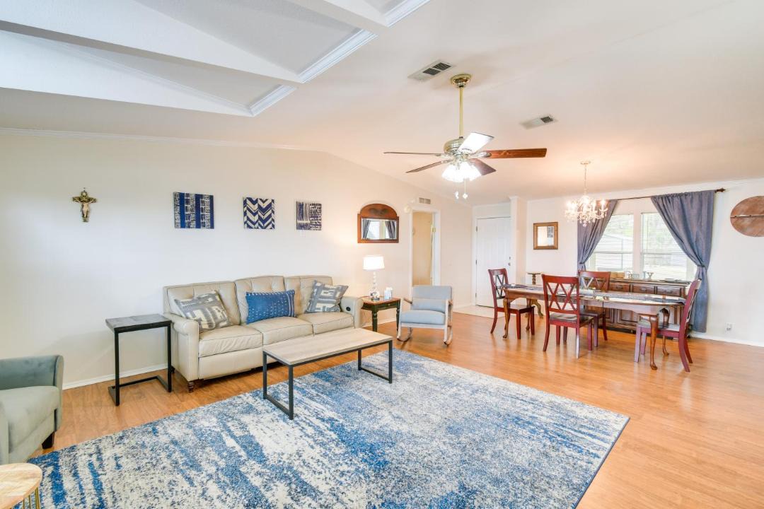 Photo of Livingroom in Doctors Inlet