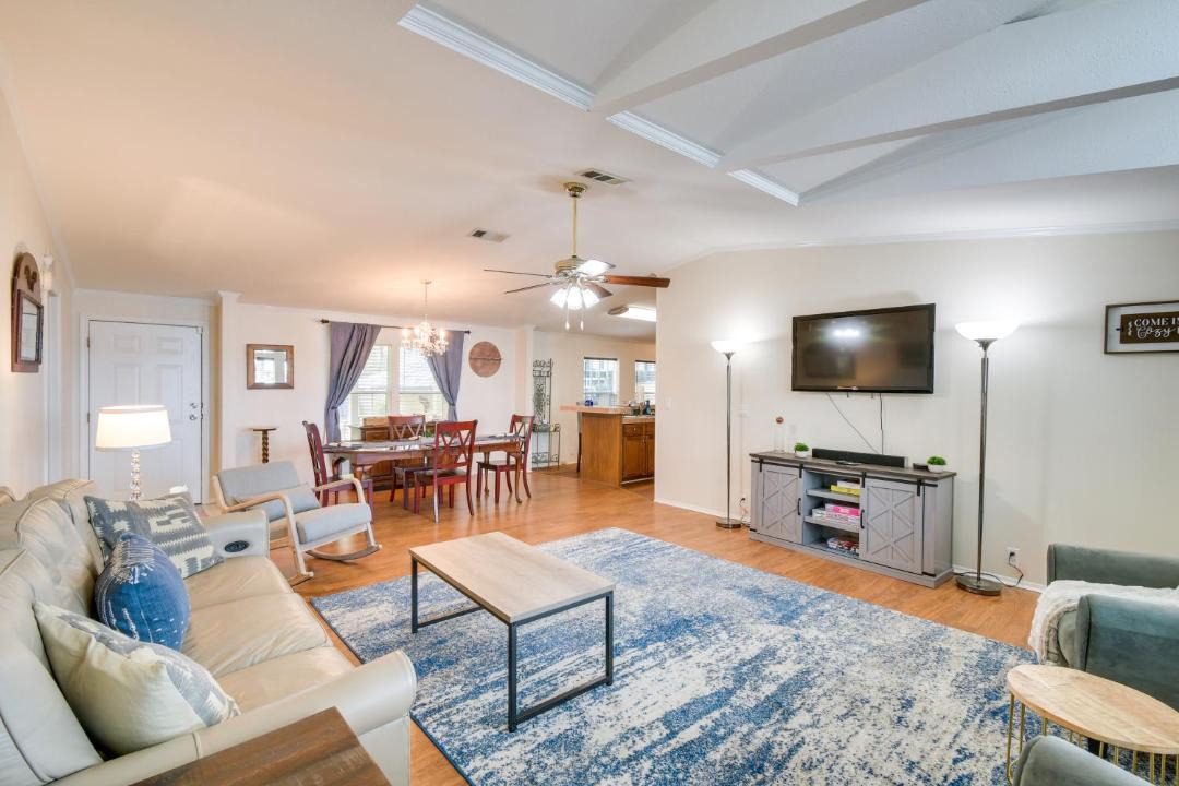 Photo of Livingroom in Doctors Inlet