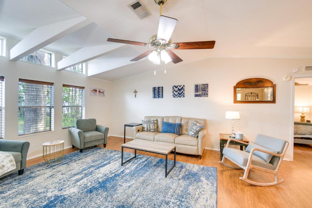 Photo of Livingroom in Doctors Inlet