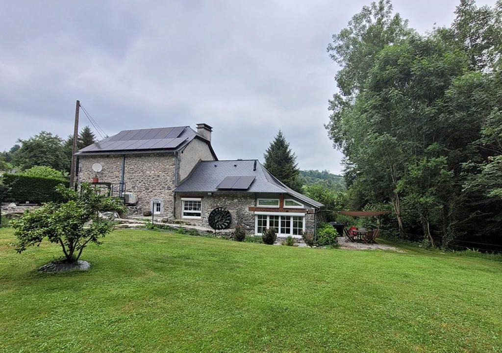 Photo of Others in Louvie Juzon