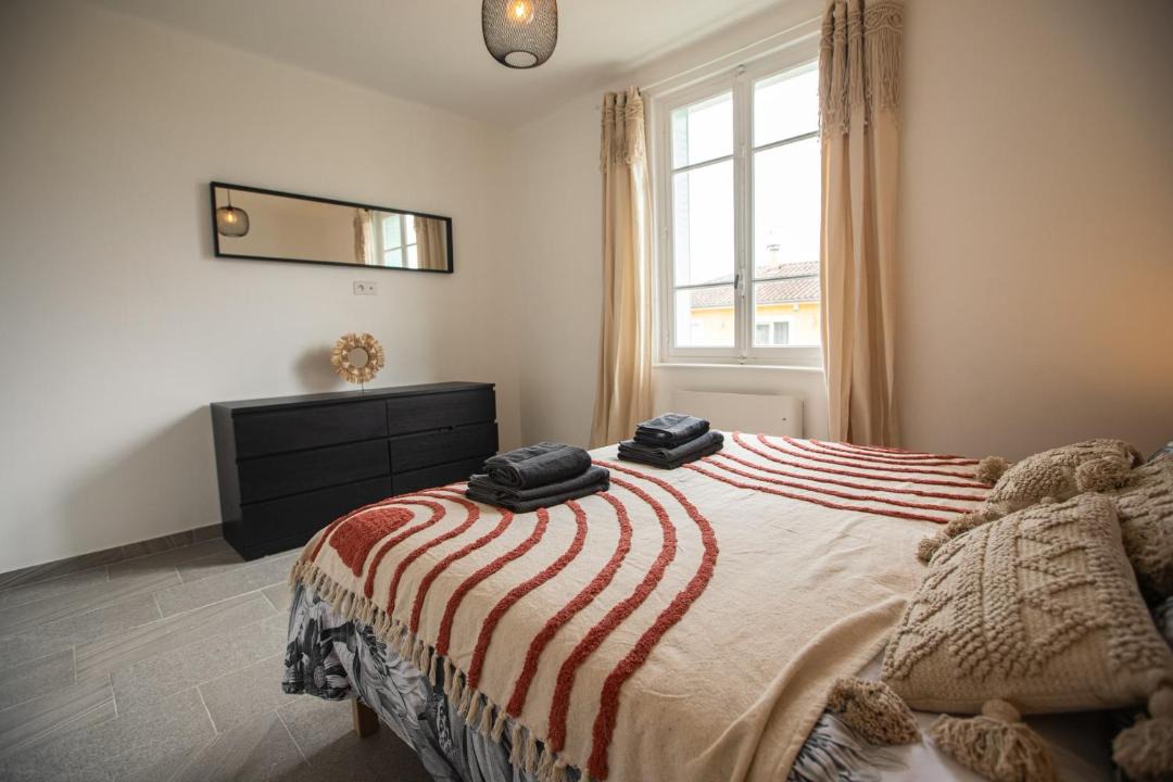 Photo of Bedroom in Decines-Charpieu